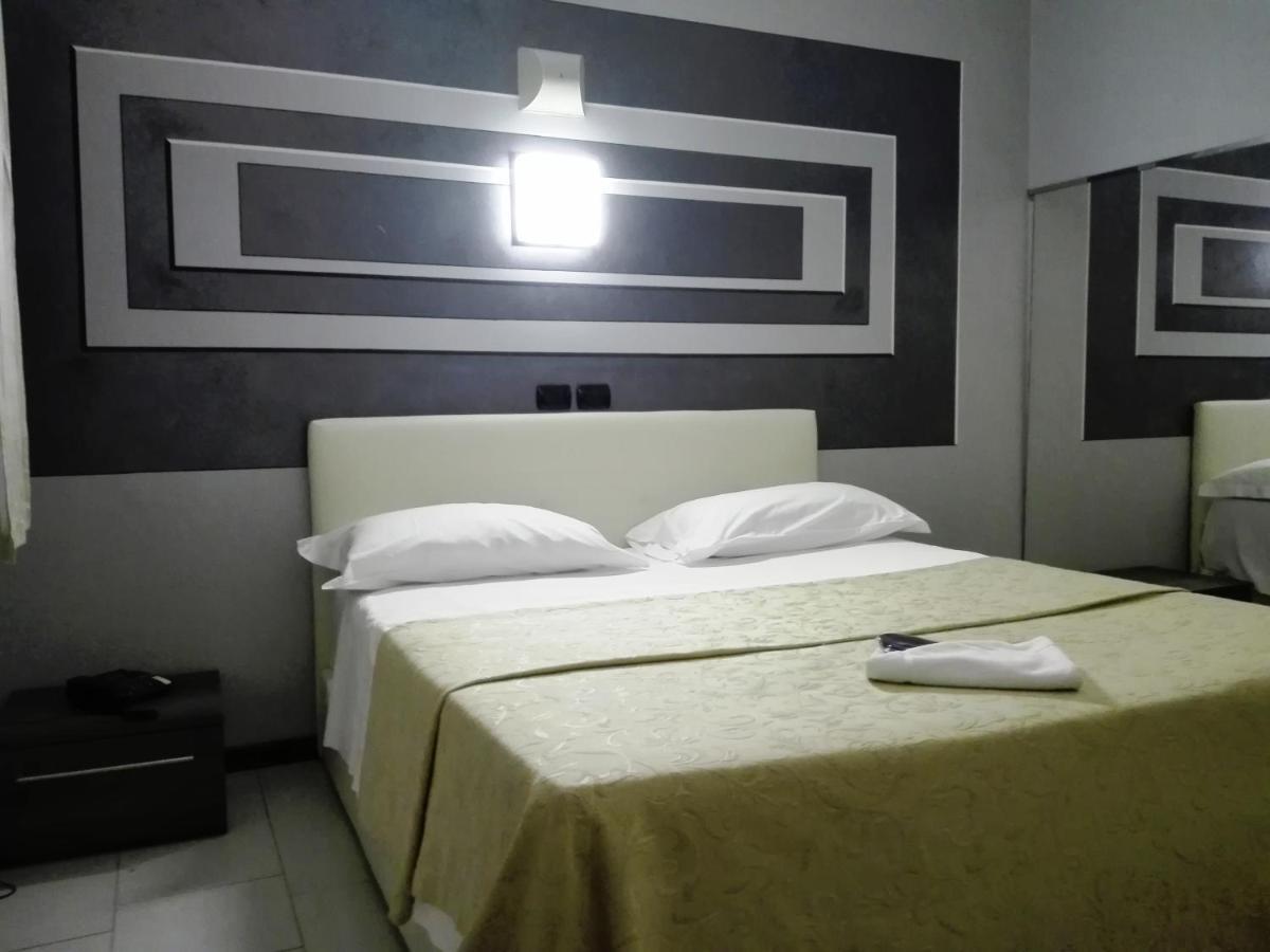 Hotel Motel Est Peschiera Borromeo Exterior foto