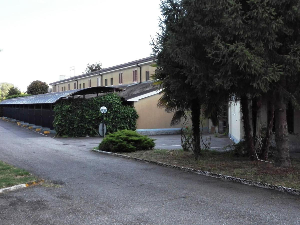 Hotel Motel Est Peschiera Borromeo Exterior foto